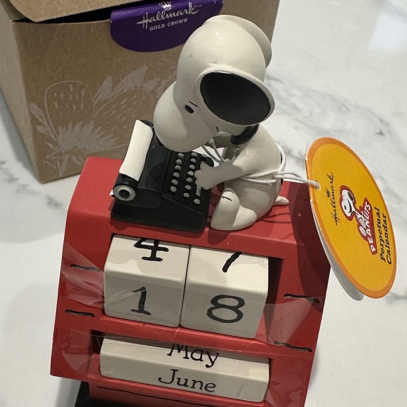 [SOLD] Peanuts Snoopy and Friends Perpetual Desk Calendar - Picture 4 of 5